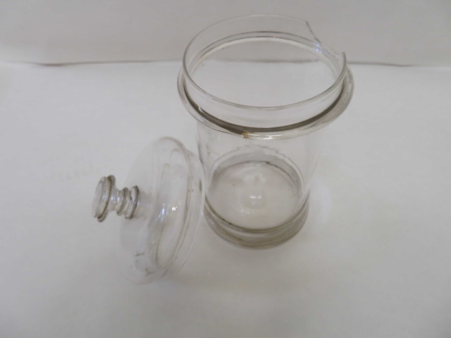 Série de 6 accessoires de laboratoire de pharmacie en verre (XXe siècle).