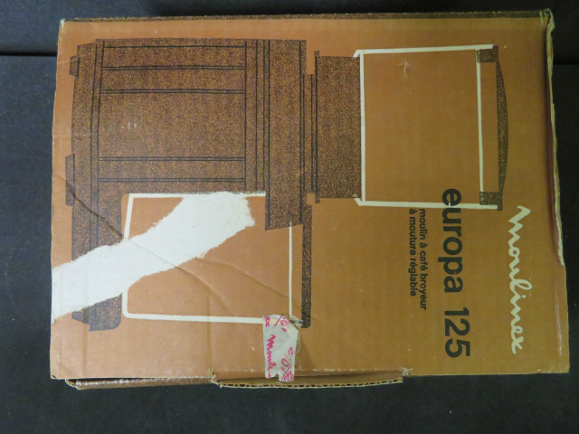 Moulin à café broyeur électrique à mouture réglable avec carton d'emballage, Alençon Moulinex, type Europa 125 224-2-02, blanc, orange, marron, (plastique, acier, métal, ),don de l'association Moulinex, Jean Mantelet.