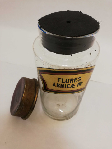 Six grands bocaux de pharmacie en verre, bouchons métal. Inscription en noir sur fond doré, filets rouges et noir (haut 25.5cm).