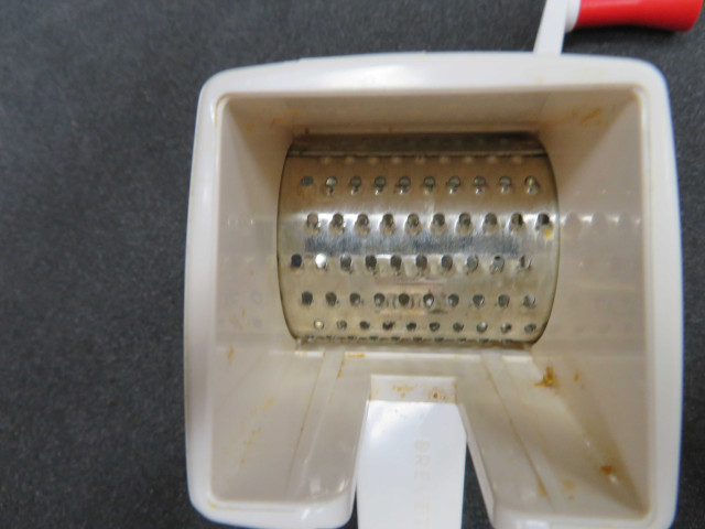 Mouli Grater, moulinette manuelle pour râper du fromage avec emballage, blanc et rouge, râpe tubulaire (plastique, métal), Alençon Moulinex, 2 pièces, don de l'association Moulinex Jean Mantelet.