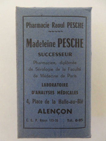 Boîtes pharmaceutiques rectangulaires de Madeleine Pesche (couleur bleu, rose, vert) (8.5 x 5 x 3) (1950-1980).