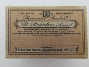 Boîtes pharmaceutiques rectangulaires de Raoul Pesche (couleur : blanc noir rouge) avec étiquette blanche et rose (5.5cm x 3.5cm x 2.5cm) (1902-1930).