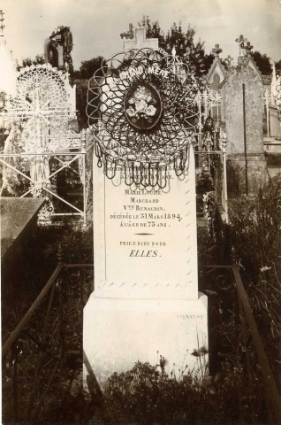 Alençon, tombeau de Marie Louise Marchand veuve Renaudin, décédée le 31 mars 1894 (1895), photographie noir et blanc.
