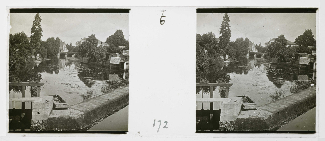 Alençon (Orne), Vue prise du pont de Sarthe (1910), plaque de verre avec l'image en négatif noir et blanc (au gélatino-bromure d'argent), [1910], (13 cm x 6 cm), acquisition 2015, collection particulière Cabaret, AMA.