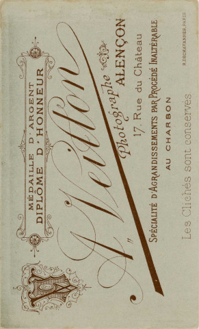 Bébé assis sur une fourrure, studio, photographie noir et blanc, tirage albuminé, Alphonse Veillon, [1878-1905], acquisition 2022 .