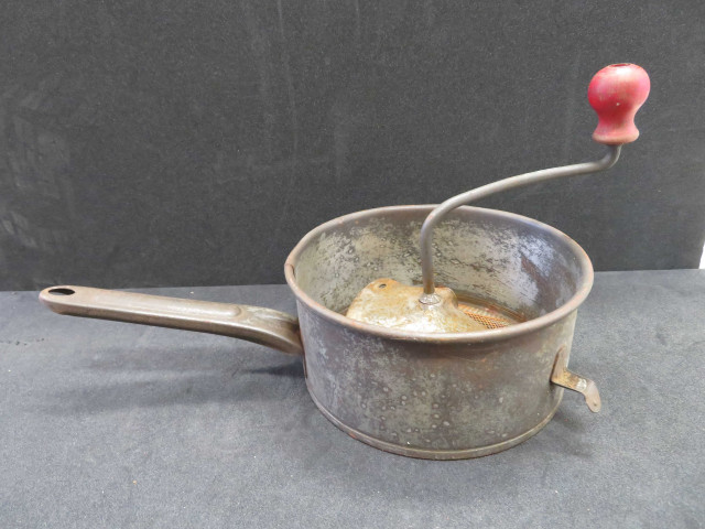 Moulin à légumes MEB (acier, bois),Alençon Moulins-légumes, don de l'association Moulinex Jean Mantelet.