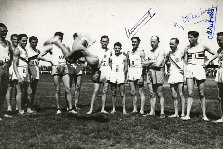Rencontre sportive, équipe d'athlétisme CAF, stade Jacques Fould, dédicace de Wartelle, , photographie noir et blanc, DR, (17.2 cm x 12.3 cm), collection particulière Negele Danielle, 2023, AMA.