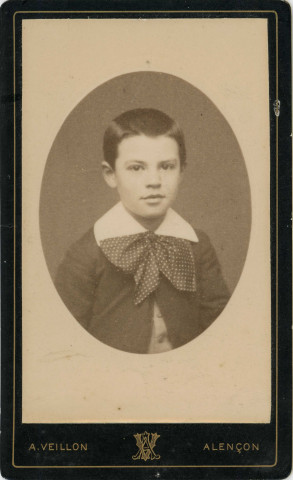 Portrait de jeune garçon (médaillon), studio, photographie noir et blanc, tirage albuminé, Alphonse Veillon, [1878-1905], acquisition 2022 .