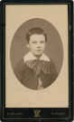 Portrait de jeune garçon (médaillon), studio, photographie noir et blanc, tirage albuminé, Alphonse Veillon, [1878-1905], acquisition 2022 .