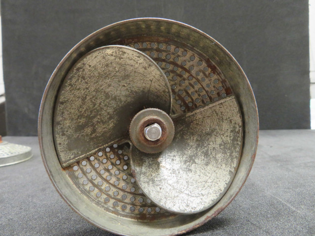 Pilon, premier mixeur Moulinex (1957),Alençon Moulinex (plastique, métal), 2 pièces, don de l'association Moulinex, Jean Mantelet.