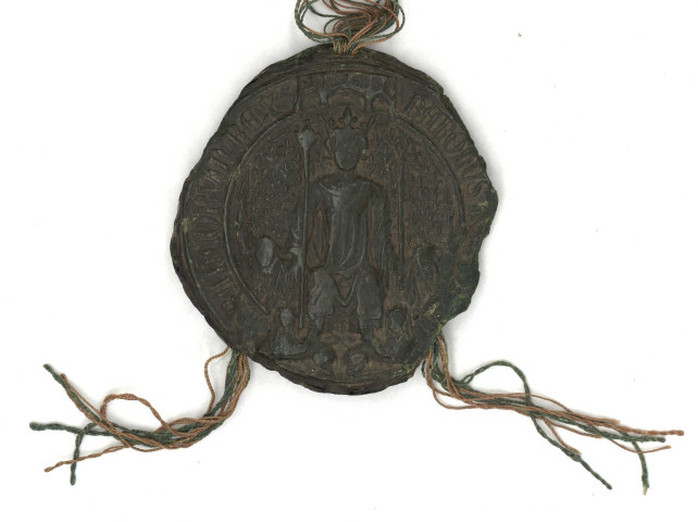 Lettres patentes du roi Charles VII anoblissant Jean du Mesnil (échevin de la ville d'Alençon) et sa descendance (avril 1449), contresignées du secrétaire d'État Etienne Chevalier : parchemin, grand sceau en cire verte sur lacs de soie verte et rouge.
