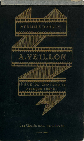 Portrait de jeune garçon (médaillon), studio, photographie noir et blanc, tirage albuminé, Alphonse Veillon, [1878-1905], acquisition 2022 .
