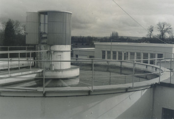 Cerisé (Orne), usine de traitement des eaux, vue partielle, photographie en noir et blanc, octobre 1974, (9cm x 12,5cm), direction de la Communication, AMA, 17FI2280