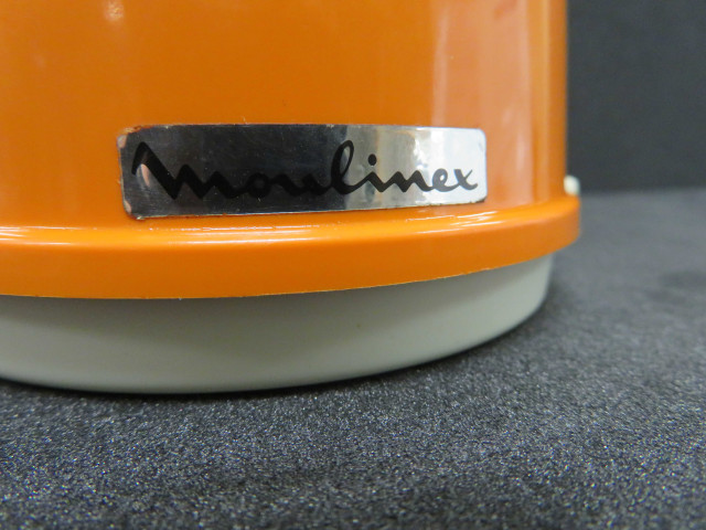 Moulin à café moulinex, orange et beige (1970), type 255.2.00, avec carton d'origine, (plastique, métal) Alençon Moulinex, don de l'association Moulinex Jean Mantelet.