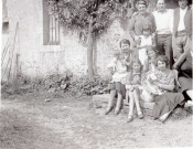 Huguette Messager sur les genoux de Juliette Féron, Léon, Denise Méssagers, les jumelles Annette et Charlette Féron, Suzanne Messager : photographie noir et blanc, DR, 12.5 x 10, [1934-1935?] (collection particulière Maryvonne Thoréton, AMA, 2018.)