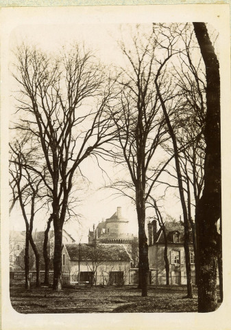 Alençon, Château des Ducs, la tour couronnée, photographie noir et blanc (1894).