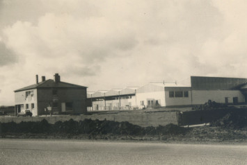 Alençon (Orne), abattoir, vue d’ensemble des bâtiments, photographie en noir et blanc, octobre 1965, (8,5cm x 12,5cm), direction de la Communication, AMA, 17FI144