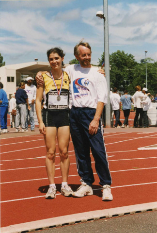 Championnat de France d'athlétisme Espoir féminin à Alençon (1998), la sprinteuse Florence Delaune championne de France, (à droite) son entraîneur Jean-Luc Foubert, photographie couleur, phot. Claude Varnier collection particulière Thierry Varnier, 2024, AMA.