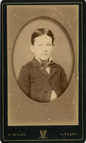 Portrait de jeune garçon (médaillon), studio, photographie noir et blanc, tirage albuminé, Alphonse Veillon, [1878-1905], acquisition 2022 .