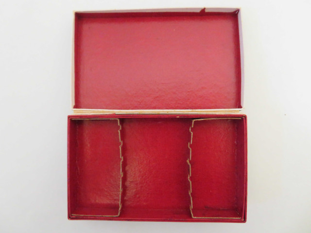 Boites à ampoules rectangulaires de Raoul Pesche (couleur : blanc noir rouge) avec étiquette (11.9cm x 7.1cm x 2.9cm) (1902-1940).