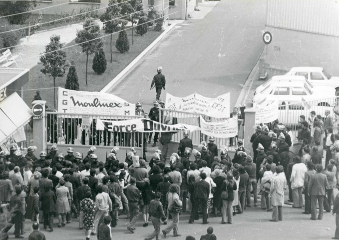 Double haie des CRS à l'entrée de l'usine pour laisser entrer le personnel : lot de 8 photographies.
