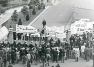 Double haie des CRS à l'entrée de l'usine pour laisser entrer le personnel : lot de 8 photographies.