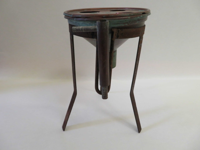 Réchaud de bain-marie à évaporer de laboratoire, en cuivre avec niveau constant, disques percés de trous égaux de 70mm ou inégaux et d'une série de rondelles concentriques en cuivre (diam 0.20 cm, 0.25 cm, 0.30cm, 0.40cm), piétement tripode en fer, éléments en cuivre (haut 65cm, diam : 21cm) (XIXe siècle).