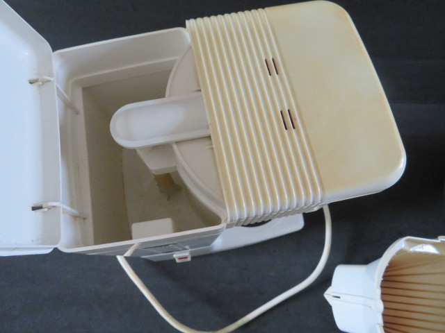 Cafetière électrique, type 852, code 211 (verre, métal, plastique) (22.5x22x30), 4 pièces, don de l'association Moulinex Jean Mantelet.