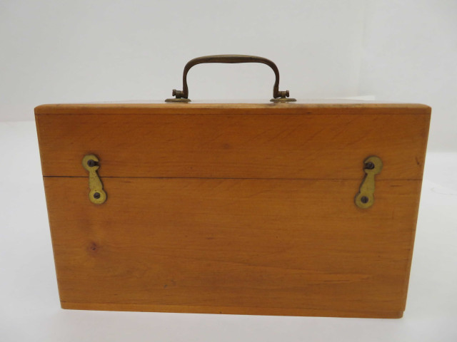Pulvérisateur de laboratoire dans coffret en bois avec flacon d'huile essentielle et alcool (20.5cm x 14cm x 12.5cm) (XXe siècle).