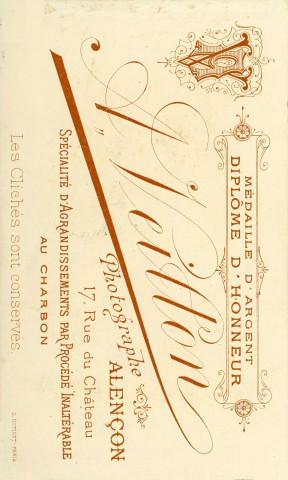 Portrait d'une petite fille prise de 3/4, studio, photographie noir et blanc, tirage albuminé, Alphonse Veillon, [1878-1905], acquisition 2022 .