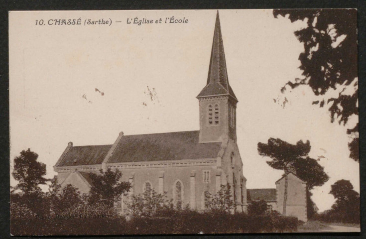 Villeneuve-en-Perseigne, Chassé (Sarthe), L'Église et l'École, carte postale ancienne noir et blanc n°10, (date d'utilisation : sd), (14x9), acquisition 2020, AMA.