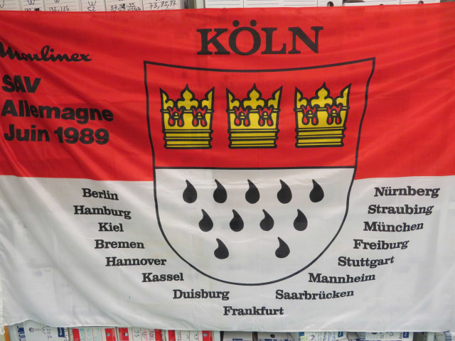 Drapeau "Köln" (Ville allemande de Cologne), SAV Allemagne, juin 1989, don de l'association Moulinex Jean Mantelet.