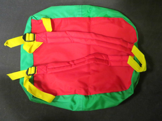 Sac à dos tricolore Moulinex "Rien n'arrête Moulinex" (plastique, toile, métal), Alençon Moulinex, don de Paganet.