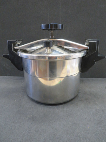 Cocotte minute 6l type ACX6B, (métal, plastique) (37.5x26x26),4 pièces, don de l'association Moulinex Jean Mantelet.