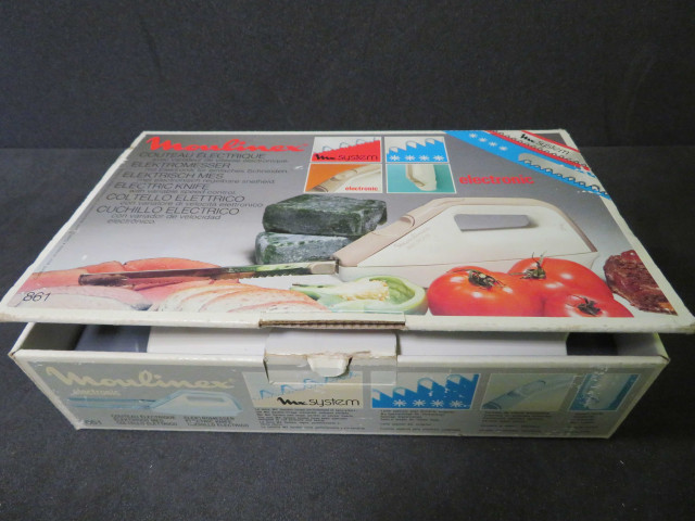 Couteau électrique avec variateur de vitesse, type 860, code 210, (plastique, métal), bitension, 4 pièces 2 lames, support mural, Alençon Moulinex, don de l'association Moulinex Jean Mantelet.
