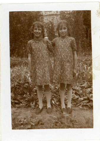 les jumelles Charlette et Annette Féron,au milieu du jardin des maisons rue Cazault, photographie noir et blanc, 6.5x8.9 DR, Léon Messager (1933).