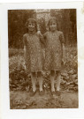 les jumelles Charlette et Annette Féron,au milieu du jardin des maisons rue Cazault, photographie noir et blanc, 6.5x8.9 DR, Léon Messager (1933).