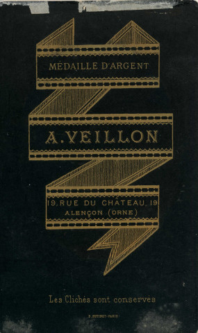 Portrait de jeune garçon (médaillon), studio, photographie noir et blanc, tirage albuminé, Alphonse Veillon, [1878-1905], acquisition 2022 .