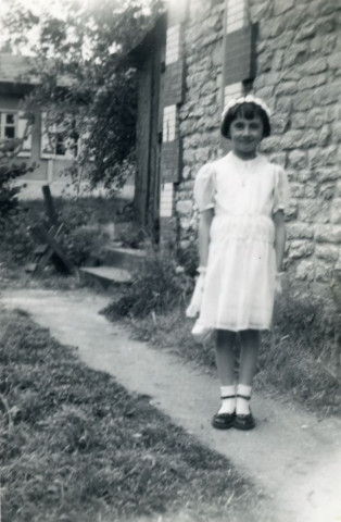 Communion privée, Maryvonne Thoréton dans le jardin des voisins Pernod rue de la Fuie des Vignes : photographie noir et blanc, DR, 9 juin 1957, 8.9 x 12.6 (collection particulière Maryvonne Thoréton, AMA, 2018.)