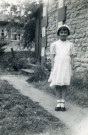 Communion privée, Maryvonne Thoréton dans le jardin des voisins Pernod rue de la Fuie des Vignes : photographie noir et blanc, DR, 9 juin 1957, 8.9 x 12.6 (collection particulière Maryvonne Thoréton, AMA, 2018.)