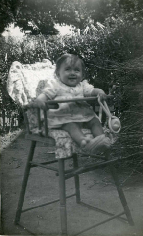 Maryvonne Thoréton dans sa chaise haute, rue Candie : photographie noir et blanc, DR, 7.8 x 10.9, (1949?) (collection particulière Maryvonne Thoréton, AMA, 2018.)