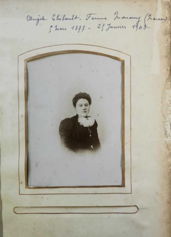 La fille de Marie Manoury, carte photo semi-moderne noir et blanc, (19 janvier 1957), (cm x cm), acquisition 2025, AMA