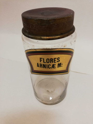 Six grands bocaux de pharmacie en verre, bouchons métal. Inscription en noir sur fond doré, filets rouges et noir (haut 25.5cm).