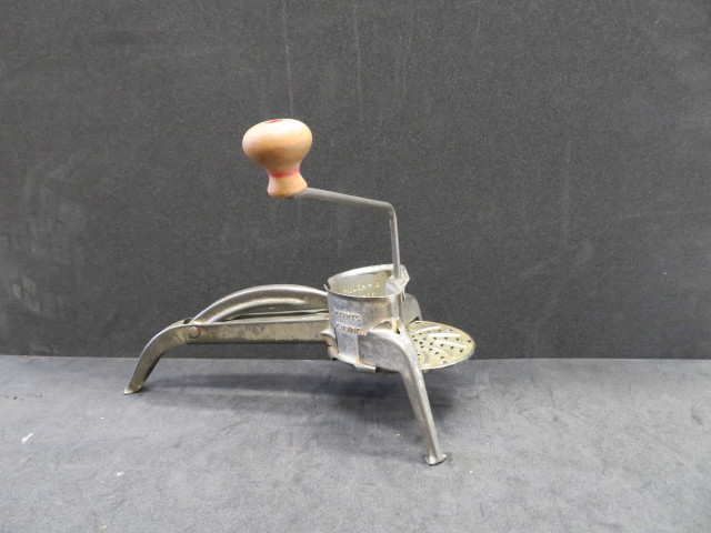 Mouli-Julienne n°1 avec disques pour râper, Moulin-Légumes, (plastique, métal, bois, acier), 3 pièces, don de l'association Moulinex Jean Mantelet.