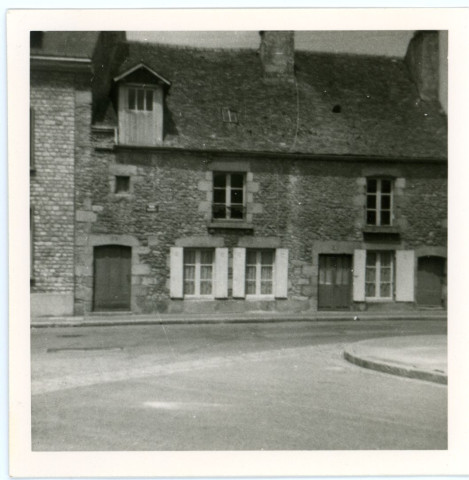 Maisons 47-51 au croisement de la rue Cazault et la rue Bourdon, photographie noir et blanc, 8.8 x 8.8, Maryvonne Thoréton (1971).