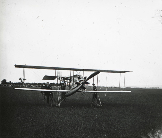 Alençon (Orne), fête d'aviation (juillet 1912), Lucien Demazel et son biplan sur le champ de manœuvres, DR, AMA.