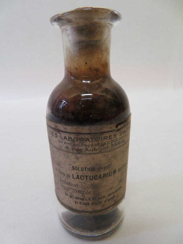 Flacons et bouteilles de pharmacie (1850-1910).