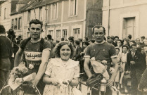 Course cycliste à Gacé (1949), Rémy Claire Rémy et (Lescuyer Louis ?) club sportif d'Alençon (CSA), vainqueurs, remise des bouquets, photographie noir et blanc, studio V. Levesque, collection particulière I. Houlette, B. Morel, 2024, AMA.