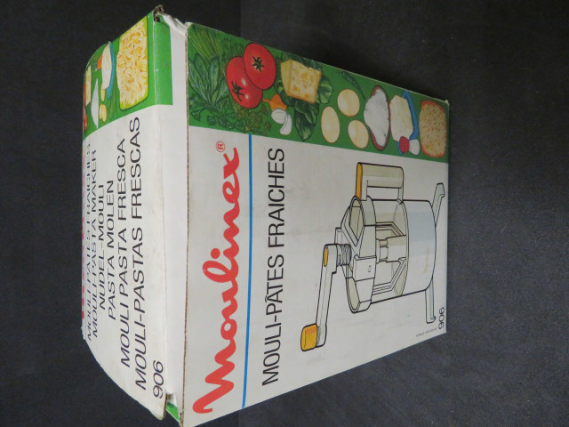Mouli pâtes fraîches avec emballage, blanc et jaune (plastique, métal), Alençon Moulinex, filières, gobelet doseur, 4 pièces, don de l'association Moulinex Jean Mantelet.