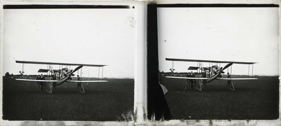 Alençon (Orne), fête d'aviation (juillet 1912), Lucien Demazel et son biplan sur le champ de manœuvres, DR, AMA.